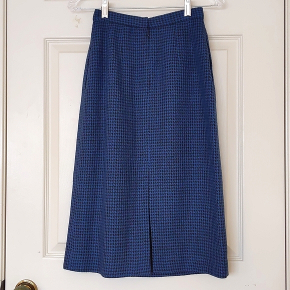 NWOT. Woman's 100% Wool full lined midi skirt. - Picture 4 of 4